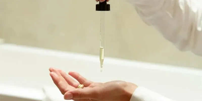 swiish-clean-beauty-face-oil-dropper