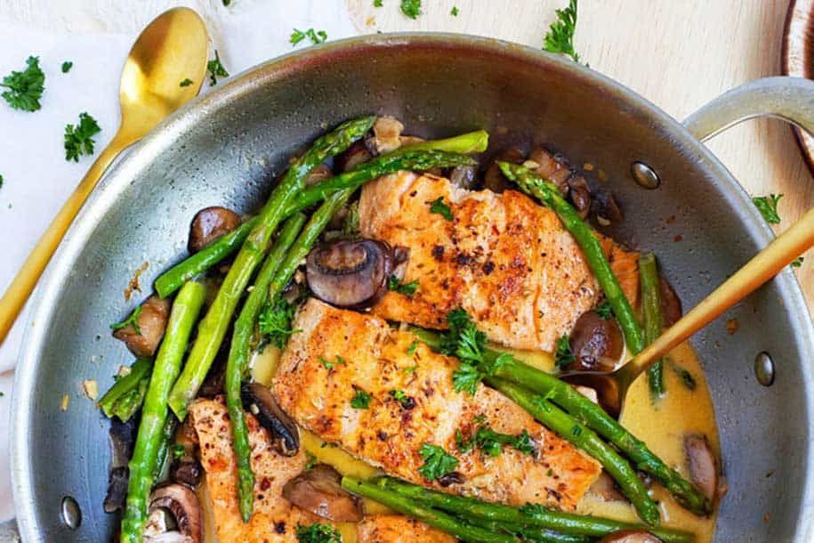 CREAMY-MUSHROOM-&-ASPARAGUS-SALMON