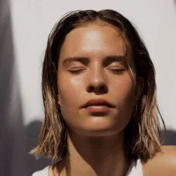SWIISH-FT-WOMAN-GLOWING